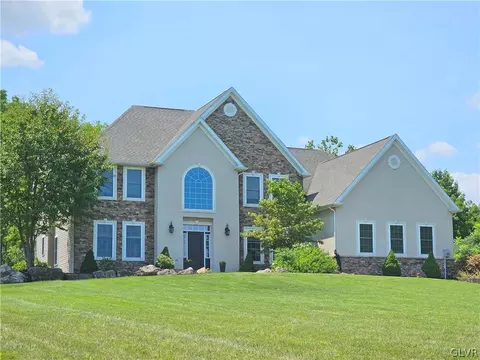 55 Island Ct, Williams Twp, PA 18042