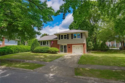 3170 Easthill Dr, Bethlehem, PA 18017