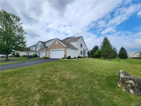 231 Park Ridge Dr, Forks Twp, PA 18040