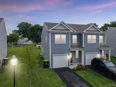 921 Still Waters Ln, Pennsburg, PA 18073