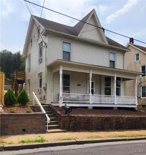 689 W Franklin St, Slatington, PA 18080