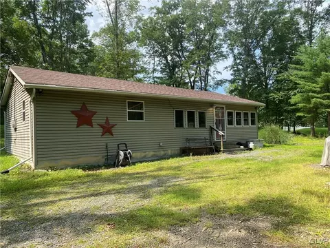 4114 Hummingbird Ln, East Stroudsburg, PA 18302