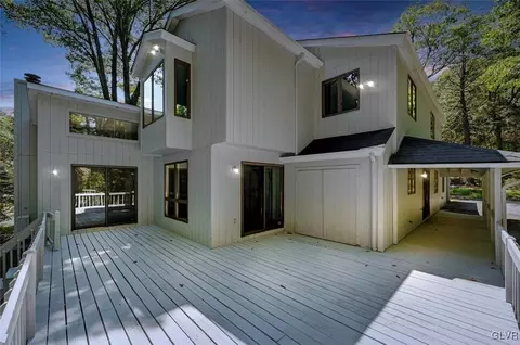 3256 Mountain View Dr, Tannersville, PA 18372