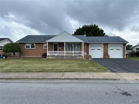3201 N 4th St, Hokendauqua, PA 18052