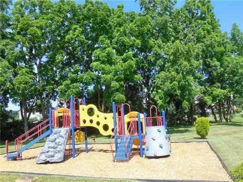 106 Commonwealth Dr, Bethlehem, PA 18020 photo 7