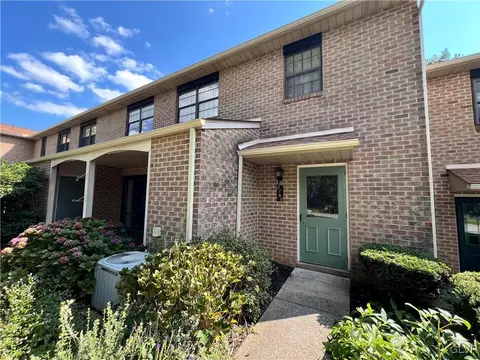 2760 Springhaven Pl, Macungie, PA 18062