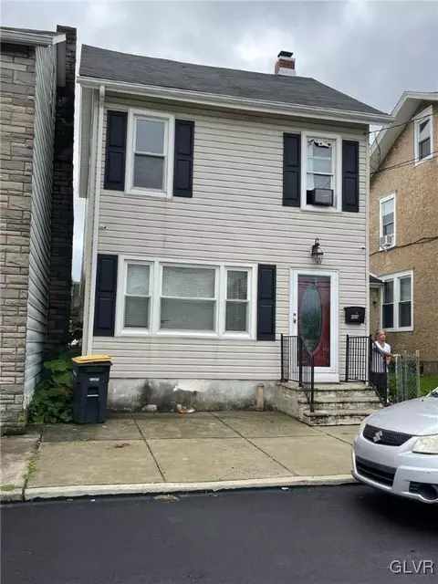 3007 S 2nd St, Hokendauqua, PA 18052