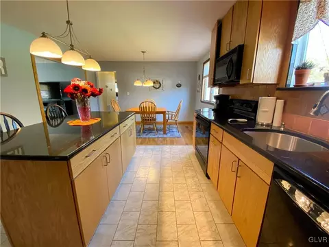 5646 Mohawk Dr, Bethlehem, PA 18017 photo 12