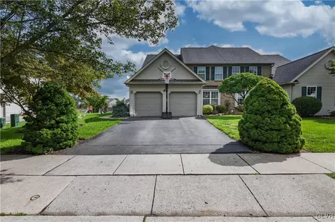 2183 Rolling Meadow Dr, Macungie, PA 18062