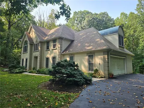 170 Pine Manor Dr, Hellertown, PA 18055 photo 2