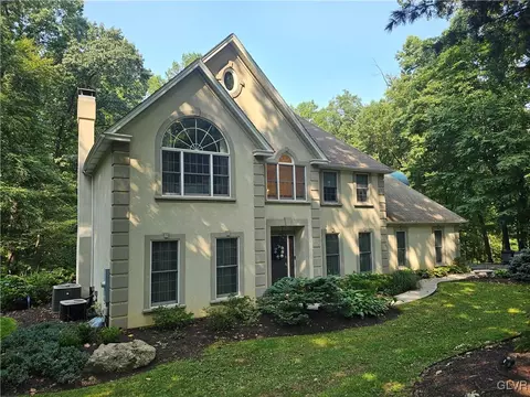 170 Pine Manor Dr, Hellertown, PA 18055