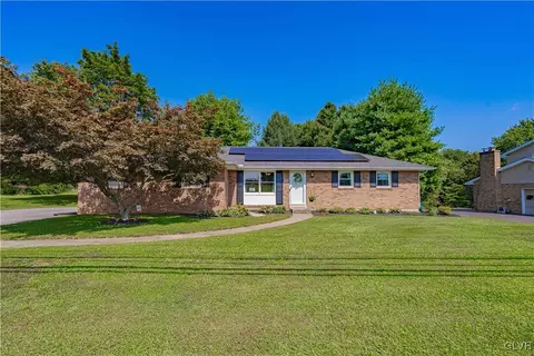 3393 Saint Johns Dr, Hokendauqua, PA 18052