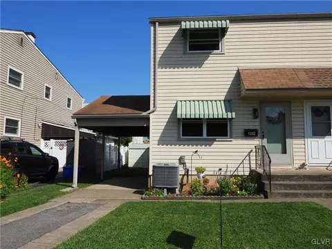 1352 Greenview Dr, Bethlehem, PA 18018