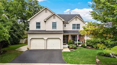 24 Country Side Ct, Palmer Township, PA 18045