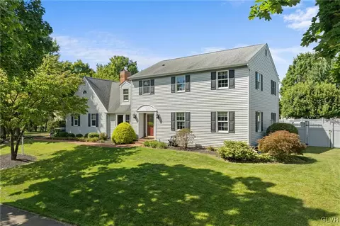 4961 Meadowview Dr, Macungie, PA 18062