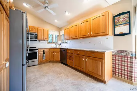 2820 Raspberry Ln, Coplay, PA 18037 photo 13