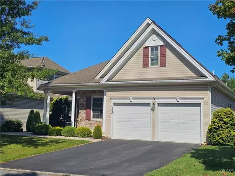 40 Edinburgh Dr, Palmer Township, PA 18045