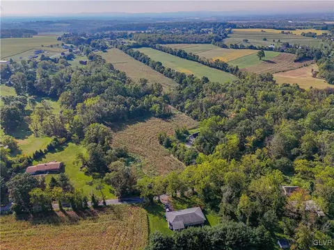 7 Valley View Rd, Allen Twp, PA 18067