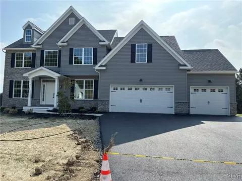 8392 Scenic View Dr, Breinigsville, PA 18031