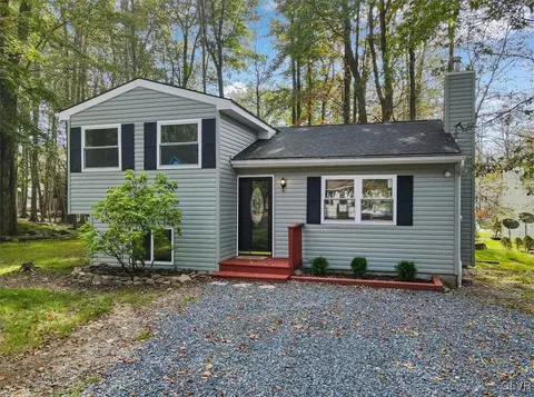 7148 Robinwood Dr, Coolbaugh Twp, PA 18466