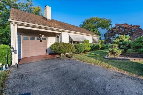 624 Chelsea Ln, Allentown, PA 18104