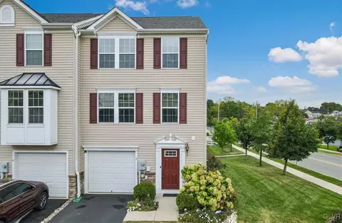 2 Gold Rose Ln, Palmer Township, PA 18045