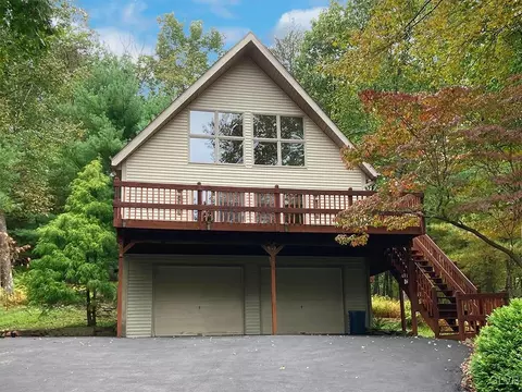 790 La Montage Dr, Palmerton, PA 18071
