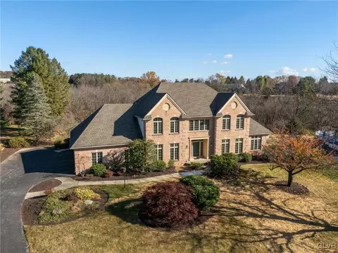 1956 Wooded Ridge Ct, Fogelsville, PA 18051