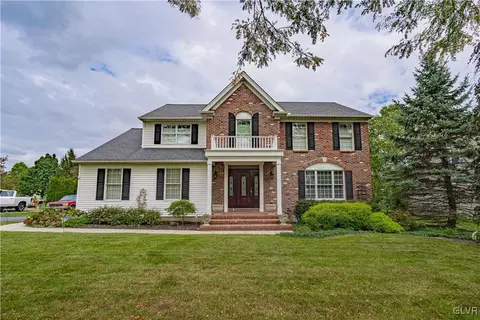 7104 Periwinkle Dr, Macungie, PA 18062