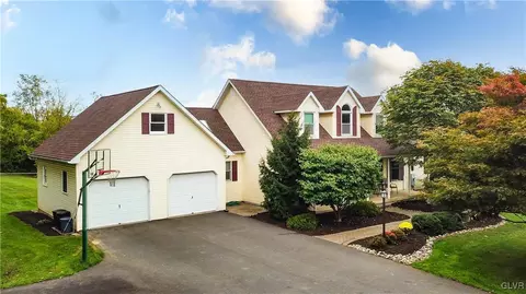 9123 Claussville Rd, Fogelsville, PA 18051
