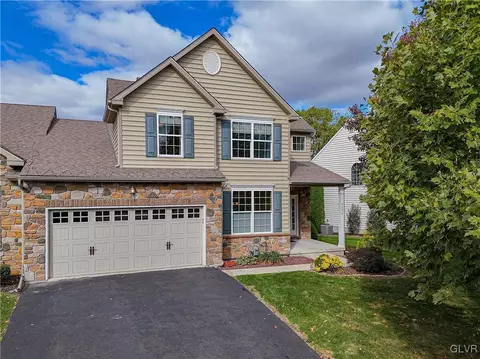 9696 Crescent Ln, Breinigsville, PA 18031