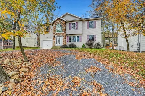 6080 Boardwalk Dr, Coolbaugh Twp, PA 18466