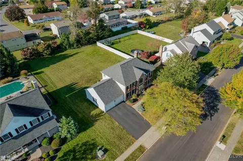 2218 Goldenrod Dr, Macungie, PA 18062