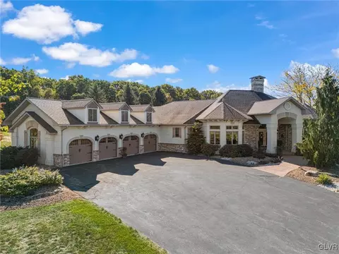 8642 Mohr Ln, Fogelsville, PA 18051