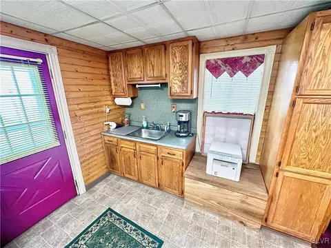 427 E Main St, Bath, PA 18014 photo 8