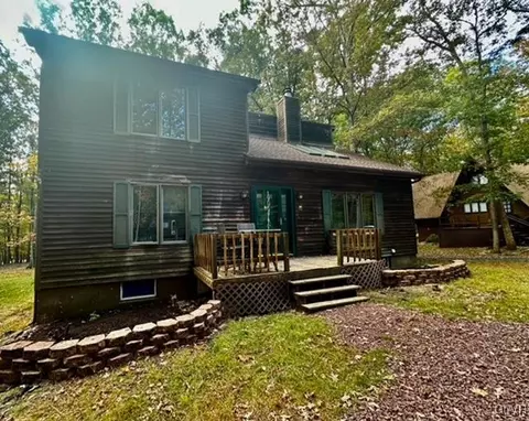 38 Arapahoe Cir, Hazleton, PA 18202