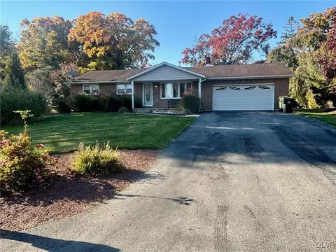 112 Cottonwood Cir, Allentown, PA 18104