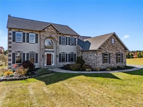 4142 Cambridge Ct, Schnecksville, PA 18078