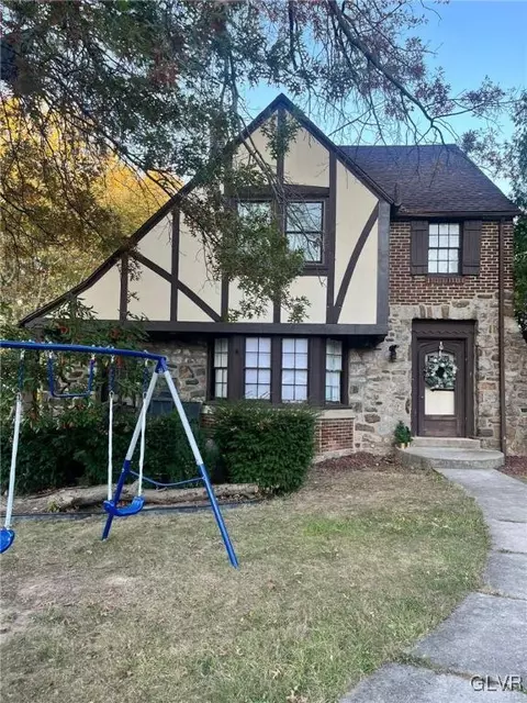 105 Hollywood Ave, Mount Penn, PA 19606