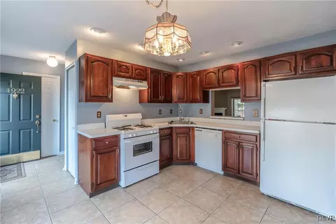 1922 Pine Ct, Hellertown, PA 18055 photo 4