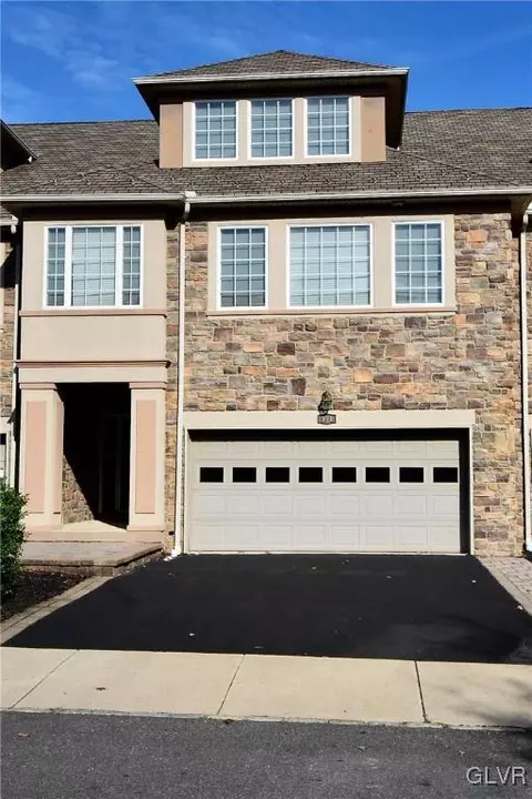 911 Greenhouse Dr, Bethlehem, PA 18017