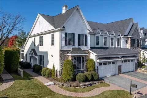 1912 Carriage Knoll Dr, Bethlehem, PA 18015