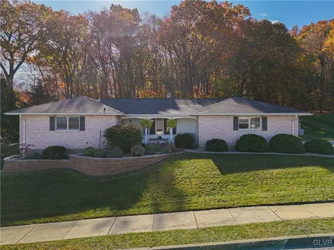 980 Hillcrest Dr S, Macungie, PA 18062