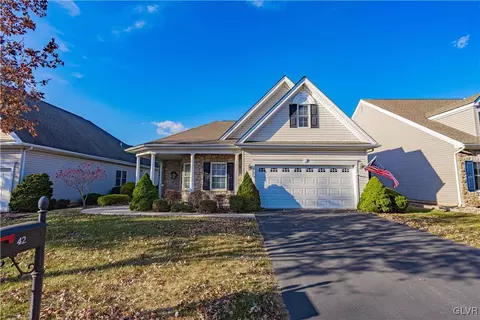 42 Edinburgh Dr, Palmer Township, PA 18045
