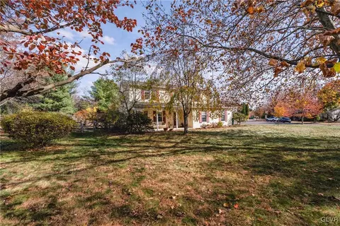 1695 Lamplighter Dr, Macungie, PA 18062