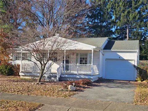 2315 Fleur Ln, Bethlehem, PA 18018