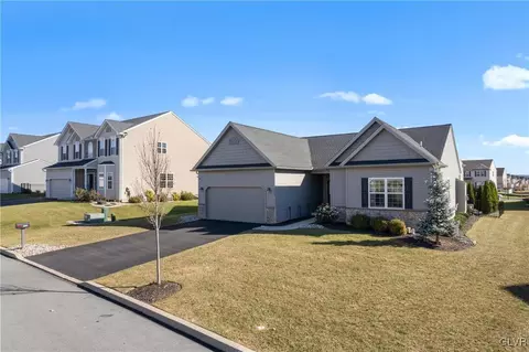 5500 Autumn Ln, Allentown, PA 18104