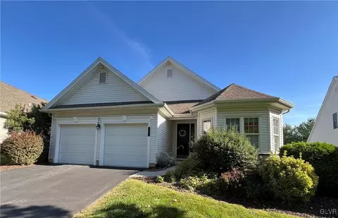 54 Glenmoor Cir N, Palmer Township, PA 18045