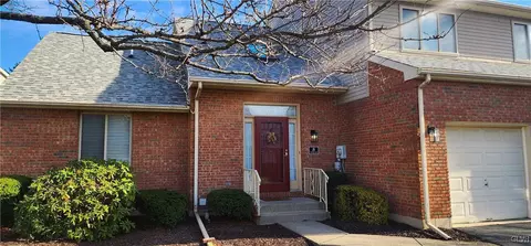 8 Winfield Ct, Palmer Township, PA 18045
