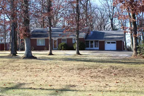 389 Moorestown Dr, Bath, PA 18014